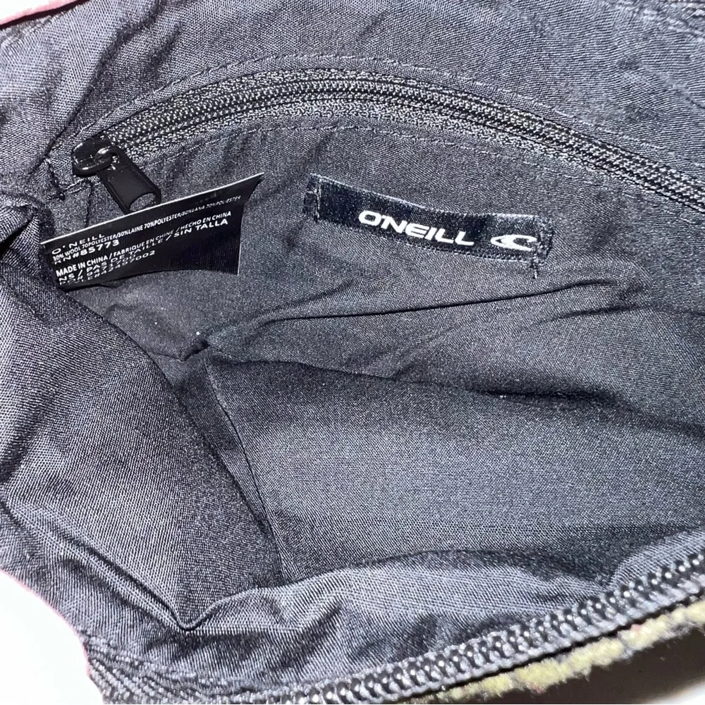 O’Neill wristlet red black